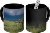 Magische Mok - Foto op Warmte Mok - Olifant met gestrekte slurf midden op de savanne in de Ngorongoro krater - 350 ML - Uitdeelcadeautjes