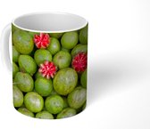 Mok - Groene buitenkant van de guave en kleuren van het vruchtvlees - 350 ML - Beker - Uitdeelcadeautjes