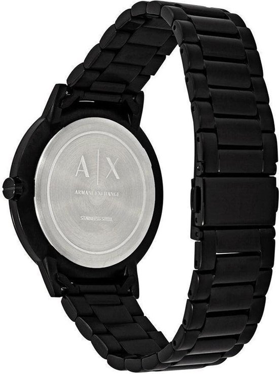 Zicht op de achterkant van een zwart Armani Exchange herenhorloge met "STAINLESS STEEL" aanduiding.