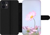 Bookcase Geschikt voor iPhone 12 telefoonhoesje - Bloemen - Roze - Buiten - Natuur - Met vakjes - Wallet case met magneetsluiting