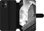 Bookcase Geschikt voor iPhone 12 telefoonhoesje - Chrysler Gebouw in New York vanaf de onderkant gemaakt in zwart-wit - Met vakjes - Wallet case met magneetsluiting