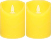 2x Gele LED kaarsen / stompkaarsen 12,5 cm - Luxe kaarsen op batterijen met bewegende vlam