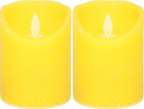 2x Gele LED kaarsen / stompkaarsen 12,5 cm - Luxe kaarsen op batterijen met bewegende vlam