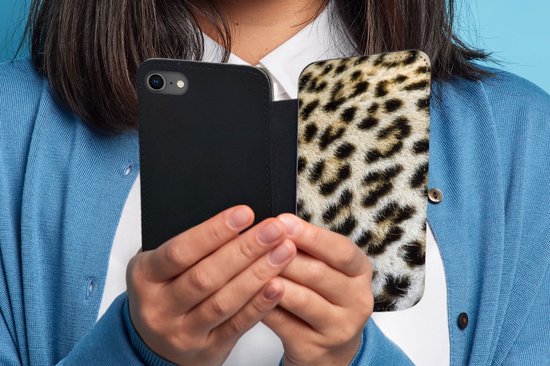 Étui pour téléphone Bookcase iPhone SE 2020 - Léopard en fourrure Close-up - Avec poches - Étui portefeuille avec fermeture magnétique