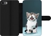 Bookcase Geschikt voor iPhone 7 telefoonhoesje - Kat - Kitten - Miauw - Met vakjes - Wallet case met magneetsluiting