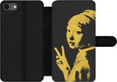 Bookcase Geschikt voor iPhone 7 telefoonhoesje - Vermeer - Kunst - Geel - Met vakjes - Wallet case met magneetsluiting