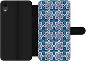 Bookcase Geschikt voor iPhone XR telefoonhoesje - Een Marokkaanse Mozaïek tegelpatroon waar de kleur blauw vooral is gebruikt - Met vakjes - Wallet case met magneetsluiting