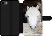 Bookcase Geschikt voor iPhone 7 telefoonhoesje - Paarden - Paardenstal - Planken - Met vakjes - Wallet case met magneetsluiting