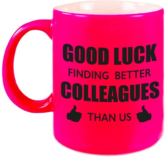 Good luck finding better colleagues than us koffiemok / theebeker - 300 ml - neon roze - carriere switch / VUT / pensioen - bedankt cadeau collega