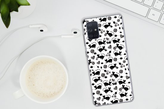 Coque transparente avec motif de chats noir et blanc, à côté d'une tasse de café et d'écouteurs.