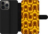 Bookcase Geschikt voor iPhone 13 Pro Max telefoonhoesje - Patronen - Retro - Bruin - Geel - Met vakjes - Wallet case met magneetsluiting