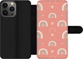 Bookcase Geschikt voor iPhone 13 Pro Max telefoonhoesje - Meisjes - Regenboog - Hartjes - Patronen - Girl - Roze - Kinderen - Kind - Met vakjes - Wallet case met magneetsluiting