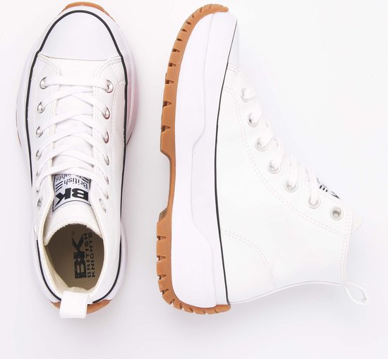 Zicht op de voorkant en zijkant van witte hoge sneakers met bruine rubberen zolen.