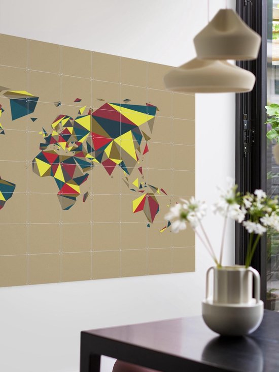 Carte du monde abstraite avec des motifs géométriques en rouge, jaune, bleu et marron sur fond taupe.