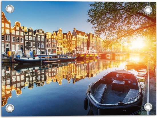 Tuinposter – Zonnestralen over de Grachten van Amsterdam Vol met Boten - 40x30 cm Foto op Tuinposter (wanddecoratie voor buiten en binnen)