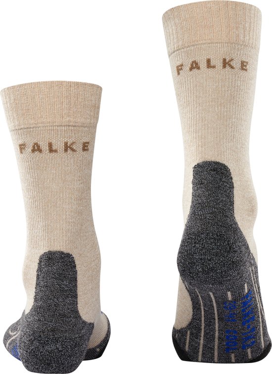 Achterkant van beige Falke wandelsokken met 'FALKE' logo op de kuit en donkergrijze versterking bij de hiel.