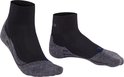 Deux chaussettes de randonnée Falke noires avec talon gris et renforcement sur la semelle. Logo Falke bleu sur le bord.