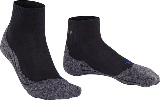 Deux chaussettes de randonnée Falke noires avec talon gris et renforcement sur la semelle. Logo Falke bleu sur le bord.
