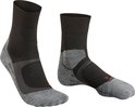 Twee FALKE RU4 hardloopsokken in donkergrijs en lichtgrijs met rode accenten.