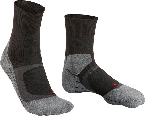 Twee FALKE RU4 hardloopsokken in donkergrijs en lichtgrijs met rode accenten.
