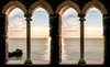 Fotobehang - Vlies Behang - Uitzicht op Zee door de Pilaren 3D - 312 x 219 cm