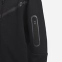 Detail van de mouw van een zwart Nike Tech Fleece vest met een ritszakje.