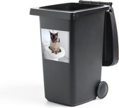 Container sticker Een Burmees kat zit op het toilet - 40x40 cm - Kliko sticker