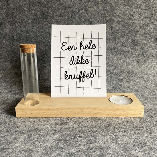 Kaarthouder | Gedenkplankje [21 cm] van hout met glazen buisje en waxinelichtje + Kaart 'Een hele dikke knuffel' inclusief envelop