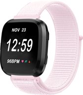 Nylon Smartwatch bandje - Geschikt voor Fitbit Versa / Versa 2 nylon bandje - lichtroze - Strap-it Horlogeband / Polsband / Armband