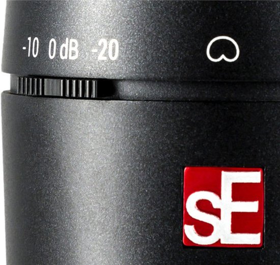 Close-up van de zwarte microfoon met bedieningsknoppen en het rode SE logo.
