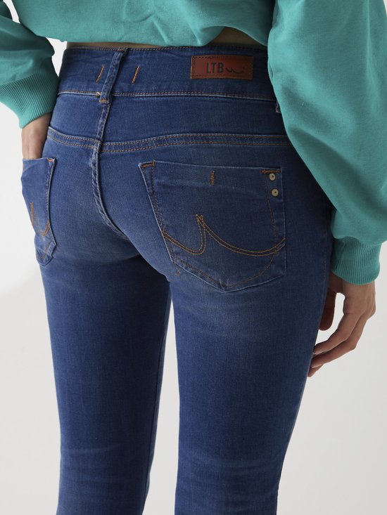 Gedetailleerde achterkant van een blauwe jeans met LTB-label en oranje stiksels.