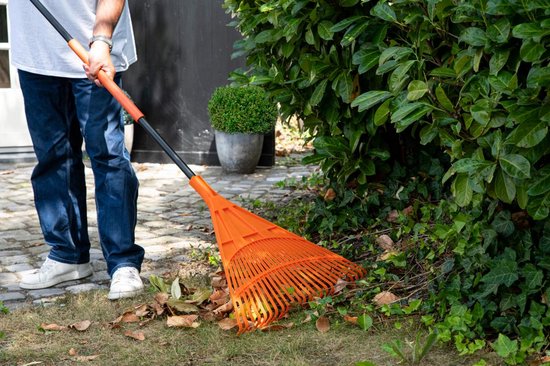 Râteau à Feuilles Jardin BLACK+DECKER Avec Ressort De Rappel - Largeur 60 Cm, Poignée Confortable, Orange/Noir - 2