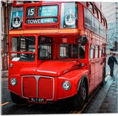 Acrylglas - Traditionele Rode Toeristenbus door de Straten van Londen - 50x50 cm Foto op Acrylglas (Met Ophangsysteem)