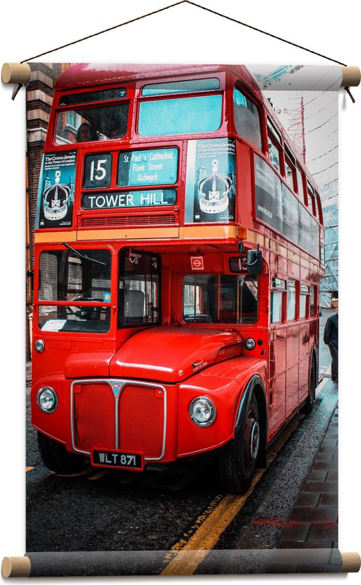 Textielposter - Traditionele Rode Toeristenbus door de Straten van Londen - 40x60 cm Foto op Textiel