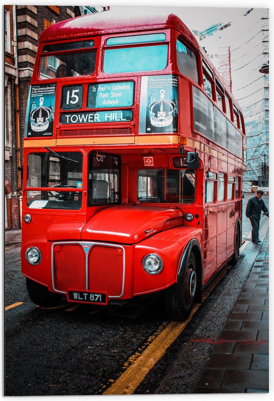 Dibond - Traditionele Rode Toeristenbus door de Straten van Londen - 70x105 cm Foto op Aluminium (Met Ophangsysteem)