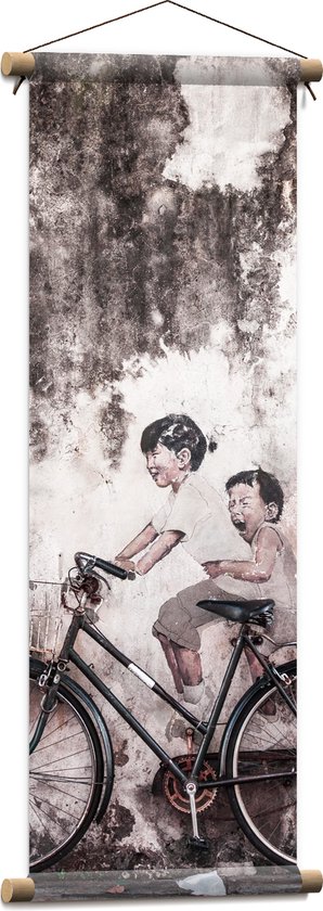 Textielposter - Geparkeerde Fiets tegen Muurschildering van Twee Kinderen op een Fiets - 30x90 cm Foto op Textiel