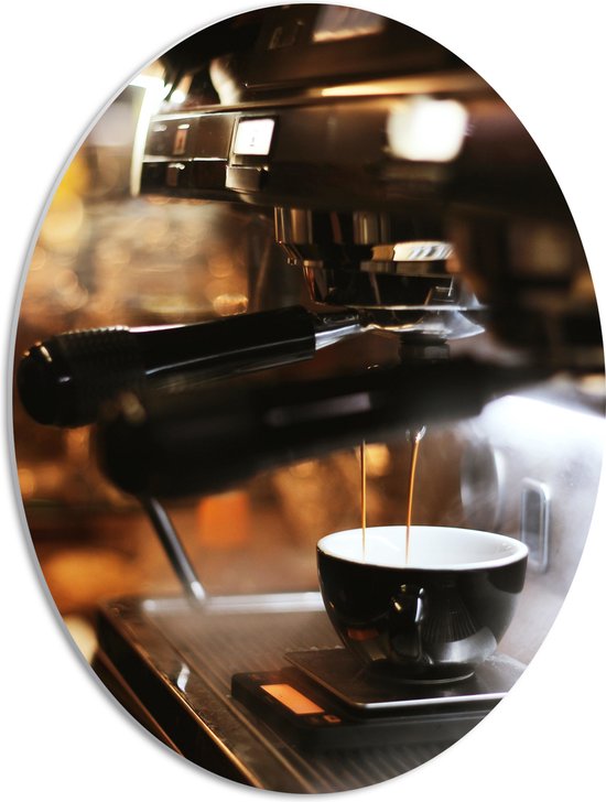 PVC Schuimplaat Ovaal - Foto van Koffiekopje onder Professioneel Koffiezetapparaat - 42x56 cm Foto op Ovaal (Met Ophangsysteem)