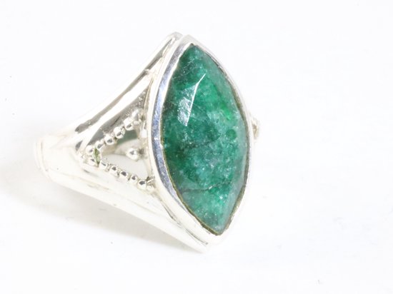 Opengewerkte zilveren ring met smaragd - maat 19.5