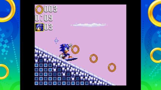 Sonic the Hedgehog die op een board door een level met gouden ringen en paarse blokken skatet.