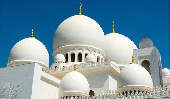Inductieplaat Beschermer - Witte Sjeik Zayed-moskee onder Stralend Blauwe Lucht op Zomerdag in Abu Dhabi - 60x52 cm - 2 mm Dik - Inductie Beschermer van Vinyl