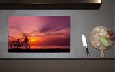 Inductieplaat Beschermer - Silhouet van Geparkeerde Fiets langs de Zee tijdens Zonsondergang - 80x52 cm - 2 mm Dik - Inductie Beschermer van Vinyl