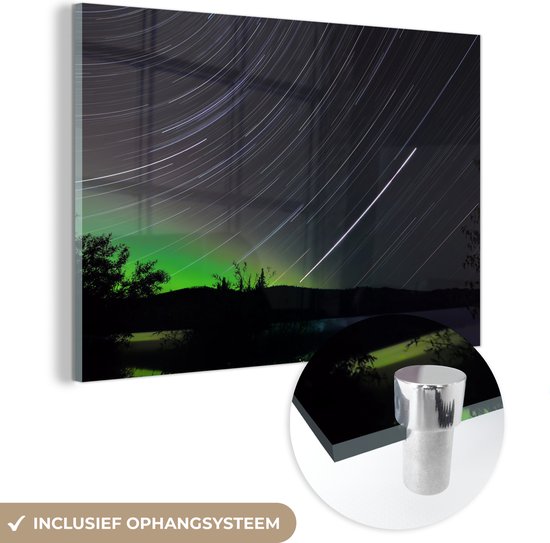 MuchoWow® Glasschilderij 30x20 cm - Schilderij acrylglas - Sterren - Noorderlicht - Boom - Nacht - Foto op glas - Schilderijen