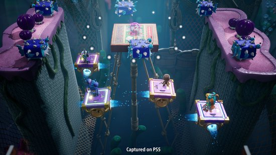 Een platformspelwereld met paarse en gouden vierkanten, paarse spiked ballen en Sackboy op een platform.