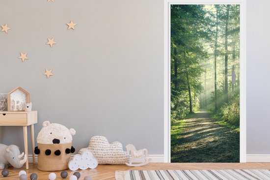 Deurposter 85x205 cm - Deursticker Bos - Pad - Zon - Bomen - Groen - Natuur - Meubelfolie zelfklevend - Deurfolie woonkamer - Interieurfolie fotobehang - Deur plakfolie - Deurstickers - Deurbehang sticker - Kamer decoratie