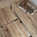 Trois tables basses avec plateau en bois et cadre en métal noir, vues de dessus.