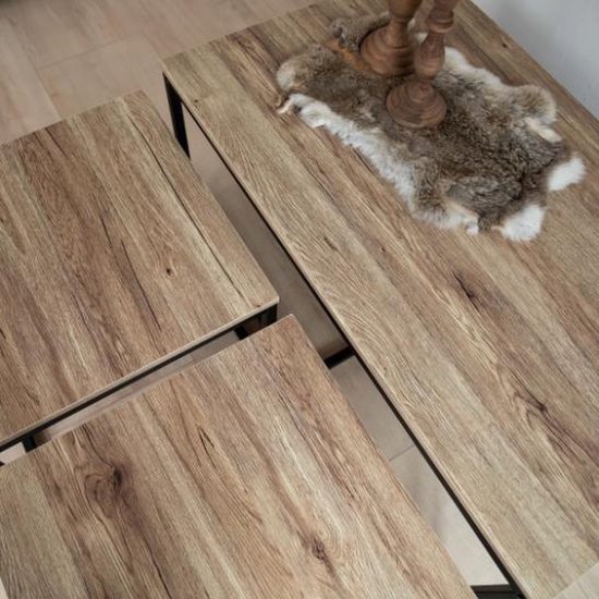 Trois tables basses avec plateau en bois et cadre en métal noir, vues de dessus.