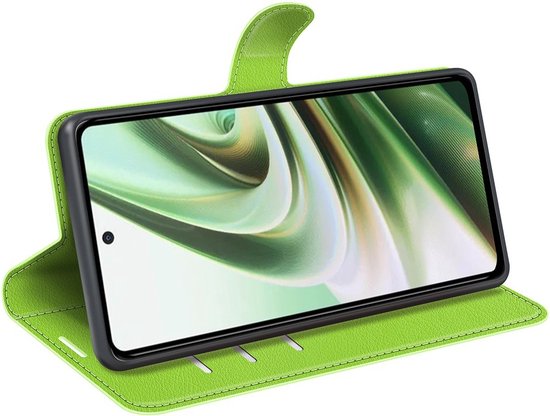 Groen telefoonhoesje open met telefoon erop.
