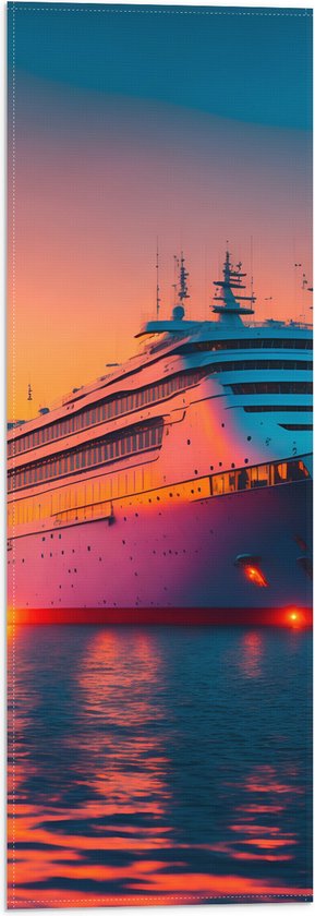 Vlag - Enorm Cruiseschip Varend over het Water tijdens Zonsondergang - 20x60 cm Foto op Polyester Vlag