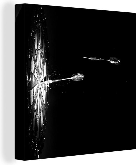 Canvas Schilderij Dartpijl vliegt richting het dartbord - zwart wit - 50x50 cm - Wanddecoratie