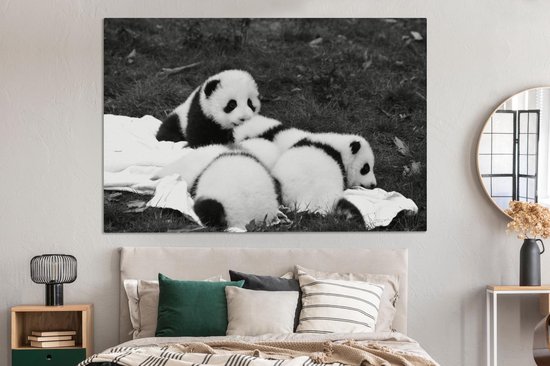 Tableau sur toile Pandas nouveau-nés couchés ensemble - noir et blanc - 180x120 cm - Décoration murale XXL